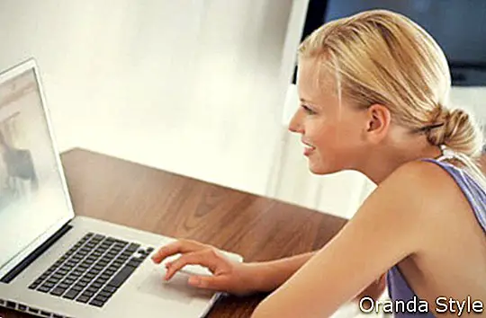blonde Frau arbeitet an ihrem Laptop von zu Hause aus 5