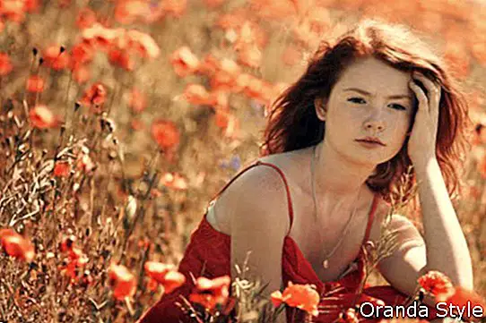 noor punase juustega ilus tüdruk moonipõllul