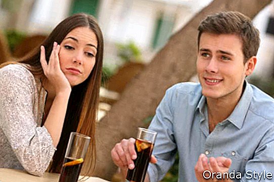 Vyras ir moteris lankosi restorano terasoje, tačiau jai nuobodu, kol jis pasakoja, guli gatvėje 6