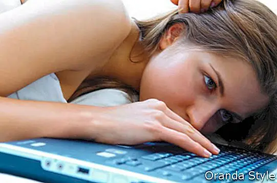 Surullinen nainen tietokoneen kanssa