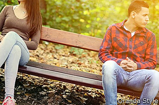 coppia seduta su una panchina