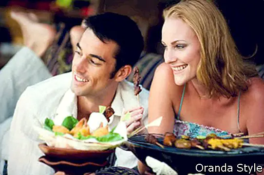 mlad par uživa v sproščenem kosilu v restavraciji