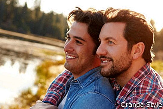 Cap și umeri împușcați de cuplu homosexual masculin romantic