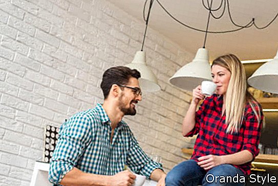 Cặp đôi hấp dẫn trò chuyện trong khi uống cà phê