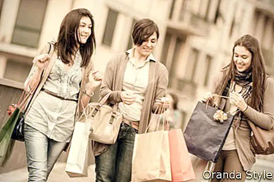 trīs meitenes dodas iepirkties