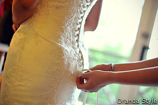 gaun pengantin yang terikat