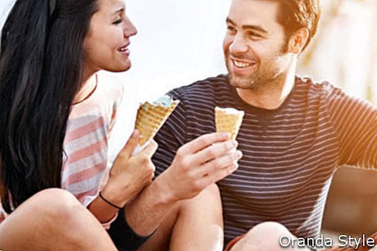 Pasangan di taman hiburan berkongsi ais krim