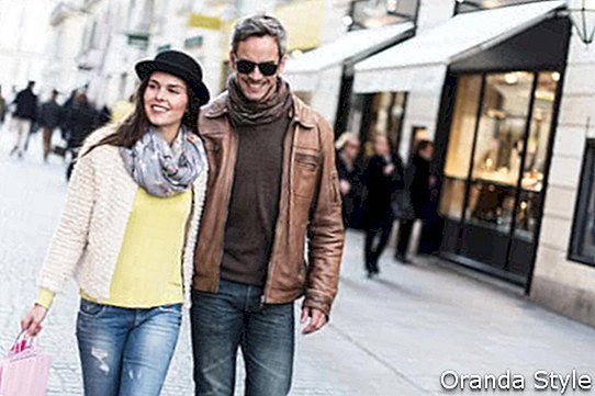 Una coppia alla moda sta camminando nel centro della città
