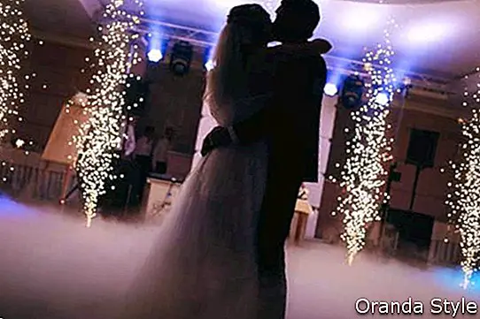 คู่เต้นรำในงานแต่งงาน