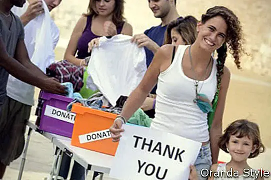 kumpulan sukarelawan yang mengucapkan terima kasih atas derma pakaian