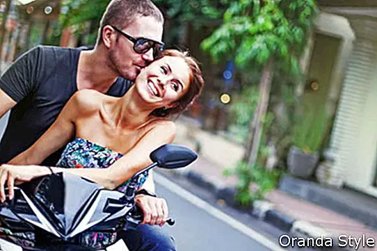 cặp đôi đi xe máy