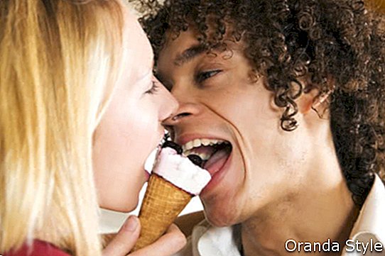 pareja interracial compartiendo un helado