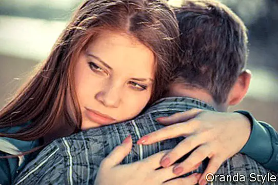 jong meisje haar vriendje knuffelen