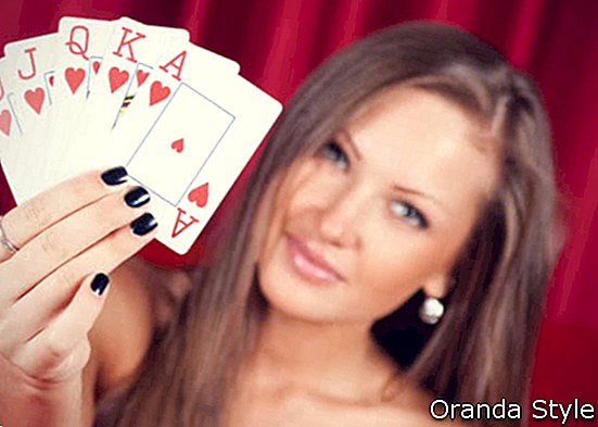 skaista meitene rāda spēļu kārtis
