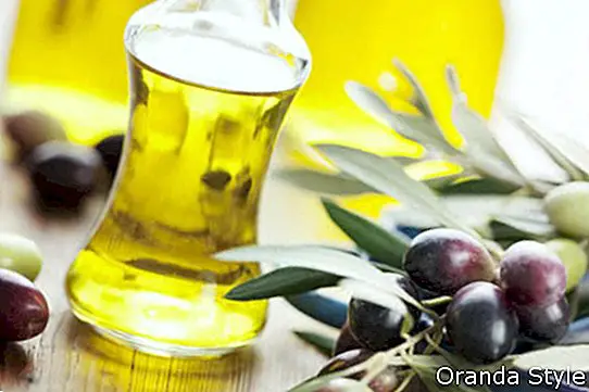 olivenolje på trebord
