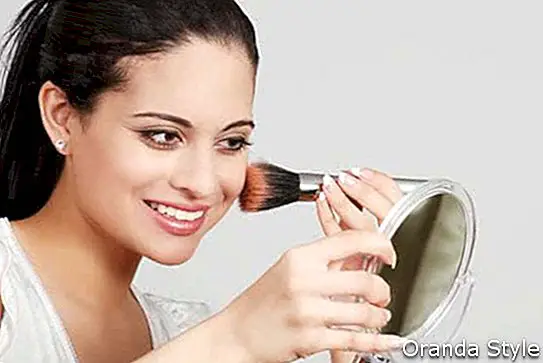 mujer aplicar maquillaje