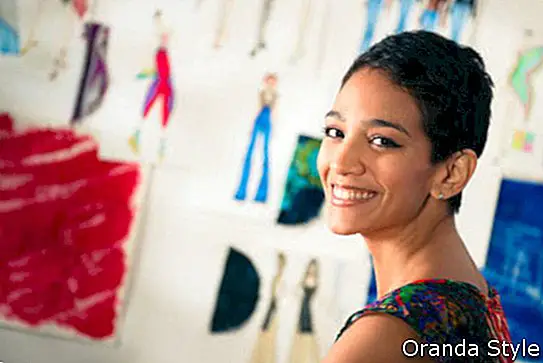 אישה צעירה היספנית עובדת כמעצבת אופנה