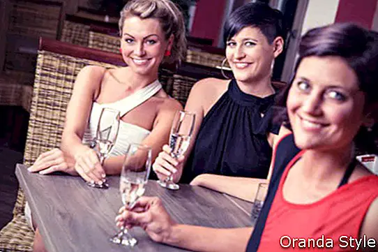 nhóm phụ nữ trẻ trong quán bar