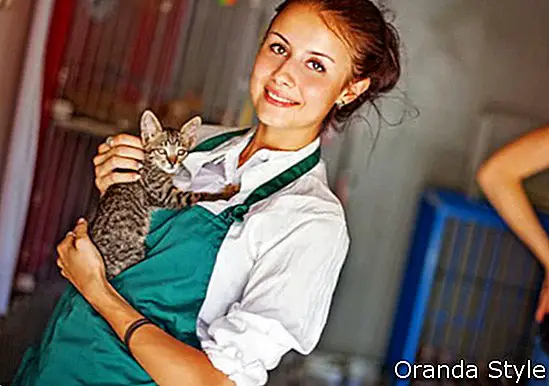 woman-holding-a-kind-cat