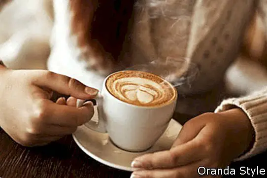 sieviete, hands, ar, latte, dzeršana uz vietas, la, koks, table
