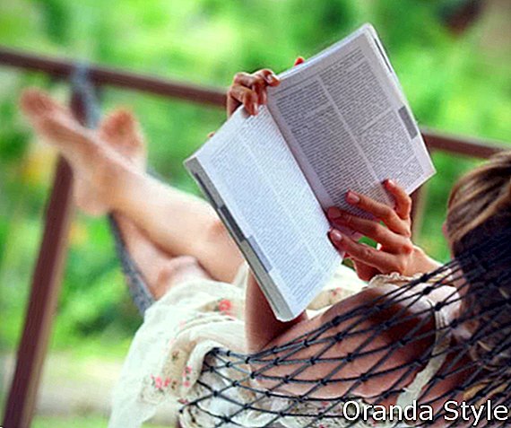 naine võrkkiiges raamatut lugemas