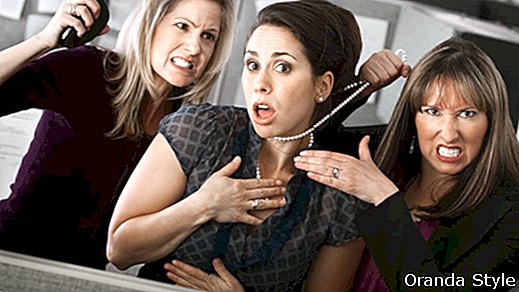 4 דברים שליליים שנשים צריכות להפסיק לעשות אחת לשניה
