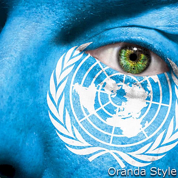 Vlajka namaľovaná na tvár zeleným okom, ktorá ukazuje podporu Spojených národov
