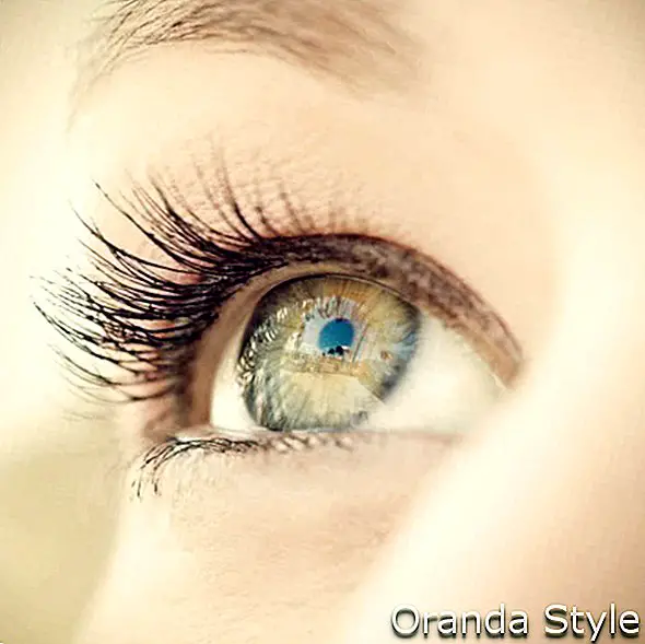 Potret keindahan close up dari mata wanita muda kulit sehat yang melihat dengan bulu mata yang lebat dan panjang