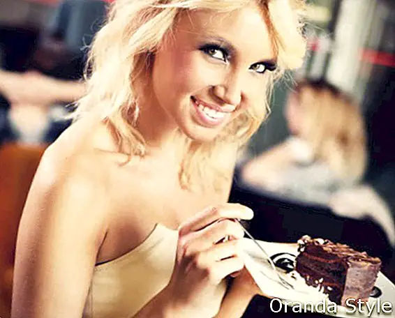 Čudovita blondinka jedla čokoladno torto