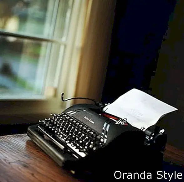 čudovit vintage črni pisalni stroj