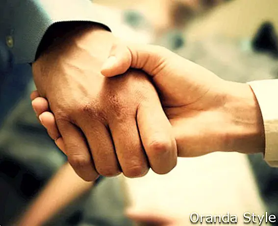 hombre y mujer dándose la mano