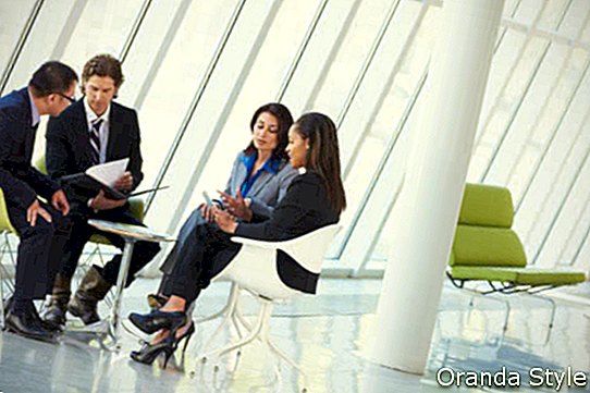 Empresarios con reunión en la oficina moderna