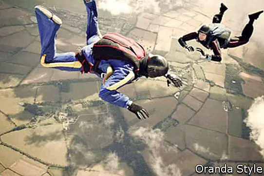 Двама парашутисти в свободно падане в слънчев ден