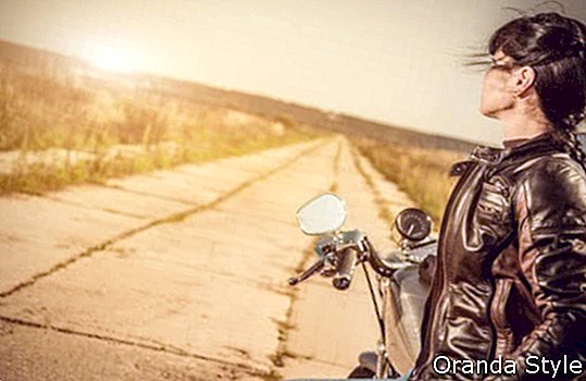 biker ženska, ki gleda sonce