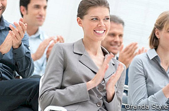 Laimingas verslas, žmonių grupė, plakimas rankomis konferencijos metu