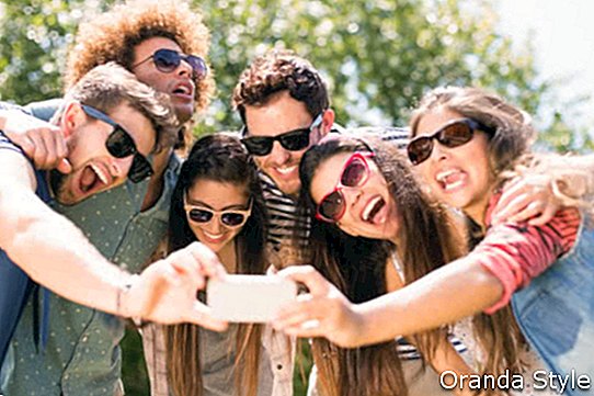nuoret ystävät-ryhtymistä selfie