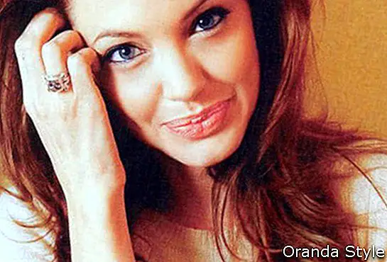 Angelina Jolie lächelt