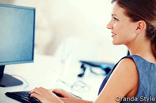 kvinne, skriving, på, datamaskin