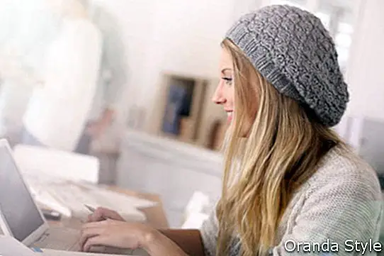 Porträt des Studentenmädchens arbeitend an Laptop