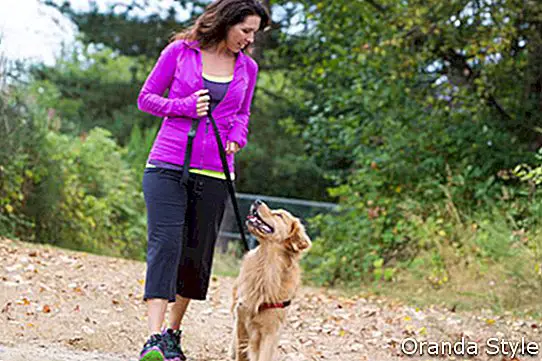 kvinde løber med sin hund
