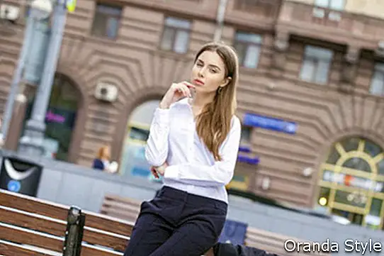 jauna verslo moteris baltais marškiniais vasaros gatvės mieste