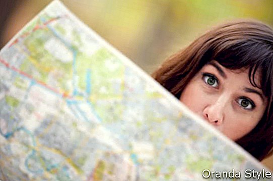 ผู้หญิงที่มีแผนที่การเดินทาง