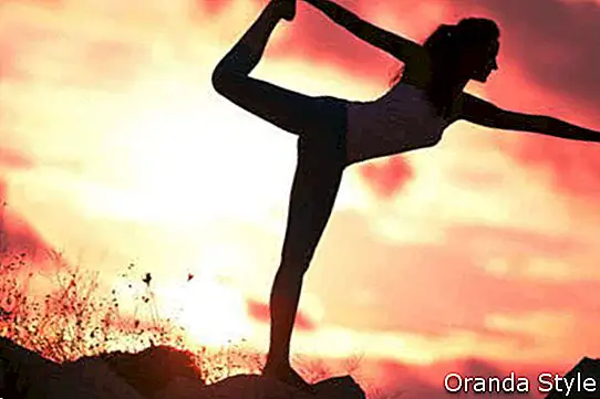 Sonnenuntergang Yoga Frau am Meer