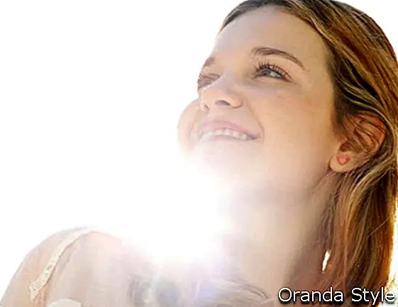 Nærbillede af en teenage pige i en bygade i løbet af en solskinsdag