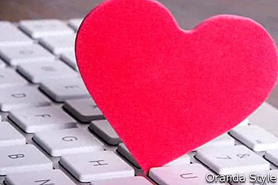 Herz auf Computertastatur im on-line-Datierungskonzept