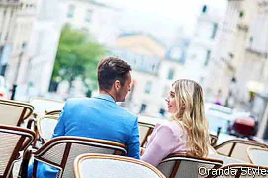 Citas románticas pareja en un acogedor café al aire libre en Montmartre