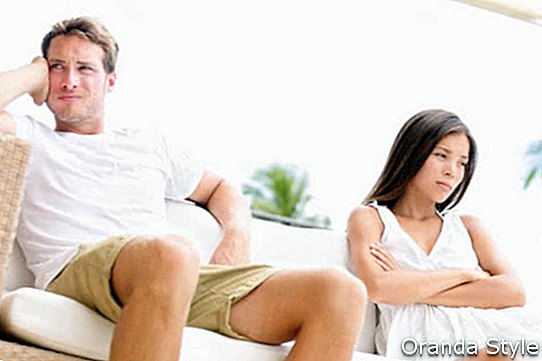 זוג לא מאושר נסער מבעיות בזוגיות כועסים ומטורפים בגלל קונפליקט לאחר ויכוח