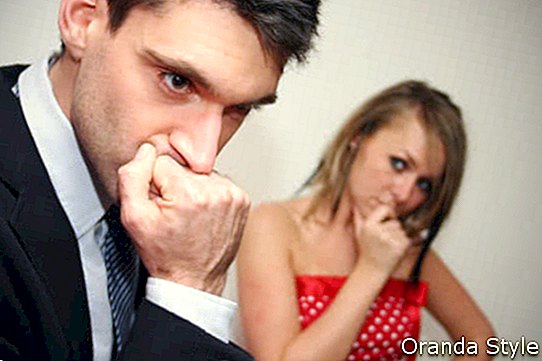 амбициозно мислећи мушкарац скептично посматра жену