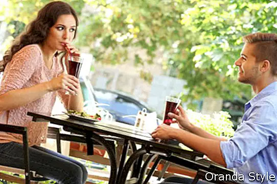 mladý pár flirtuje na kavárny letní terasa