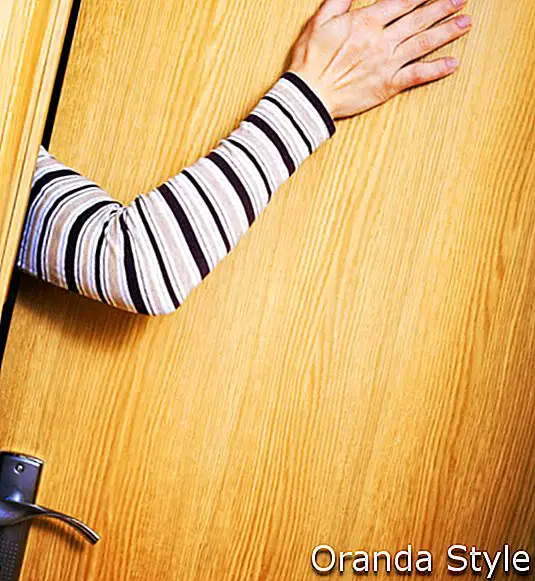 mano abriendo la puerta